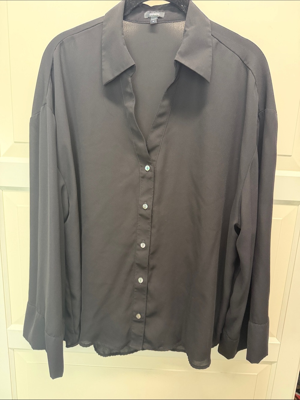 Women’s Classic Long-Sleeve Button-Up Shirt - Black